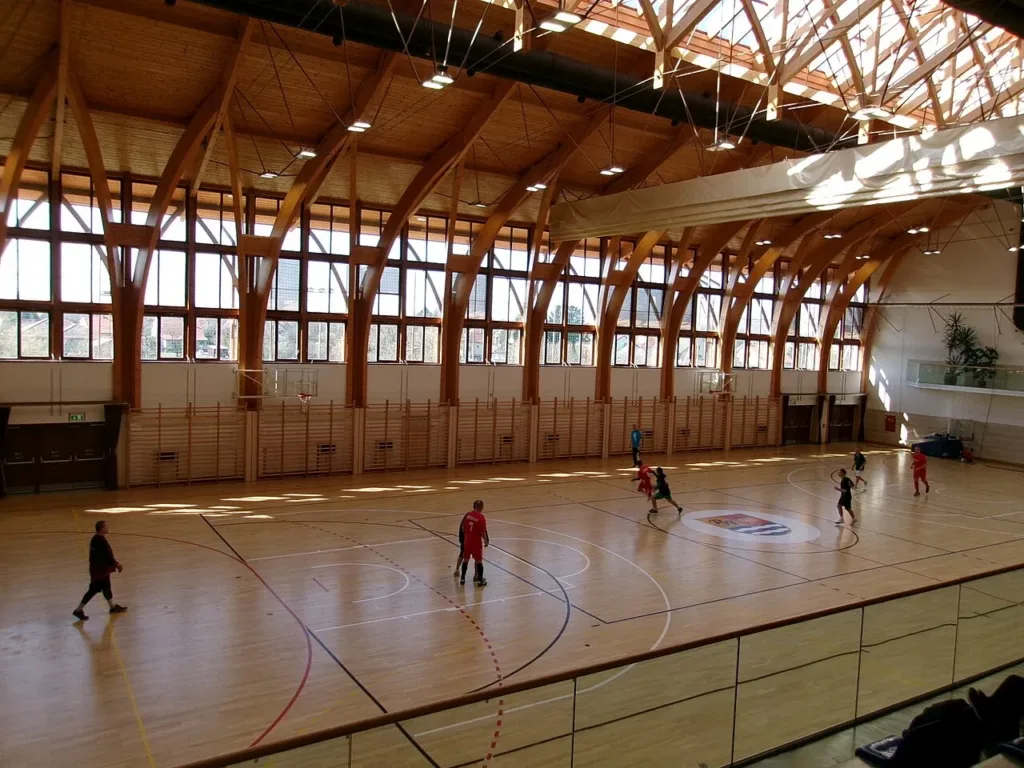 Mecz na małym boisku w hali sportowej
